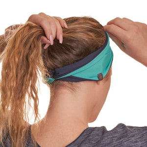 Back view of reversible yoga headband showcasing twist at the nape of the neck.